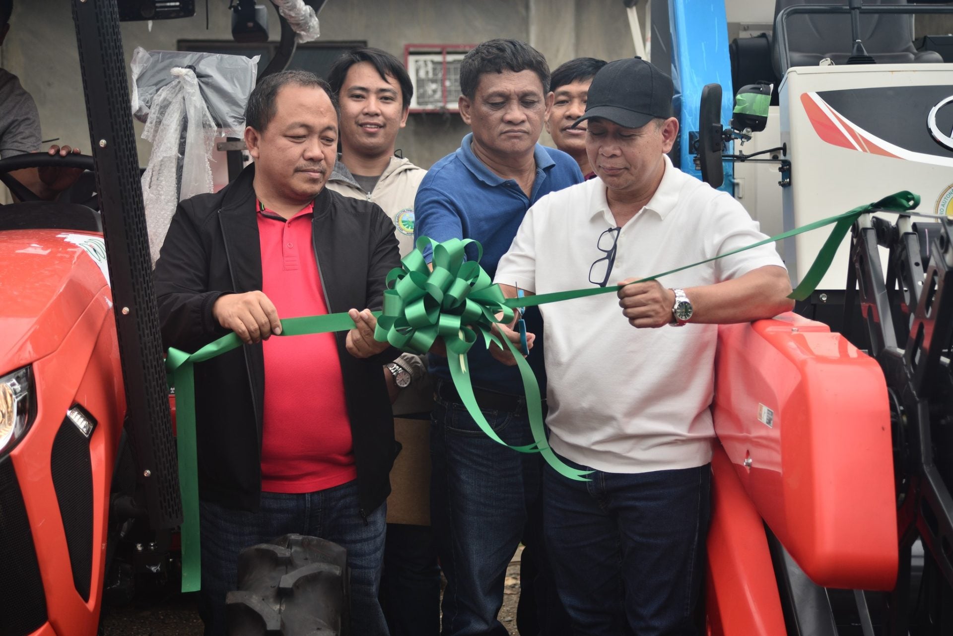Tractor at rooter accessories itinurnover ni MP Romeo Sema sa isang ...