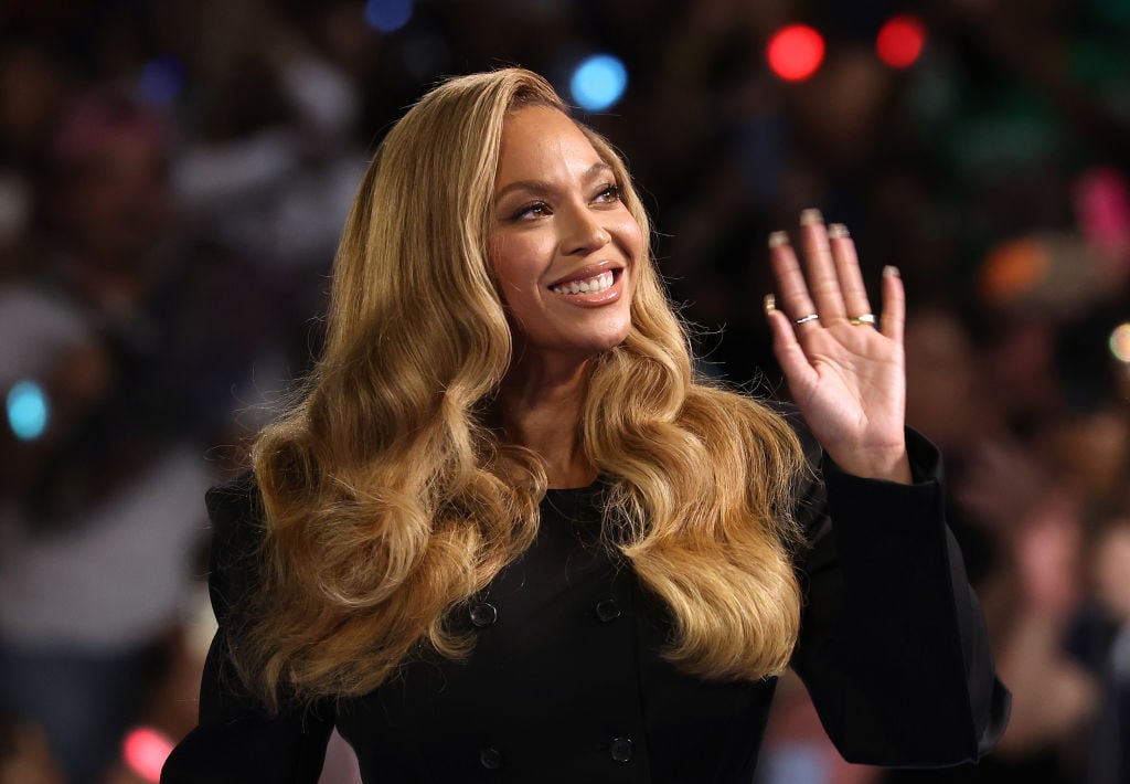 Beyoncé shock: Fans panic as suspended car prop tips mid-show, sources ...